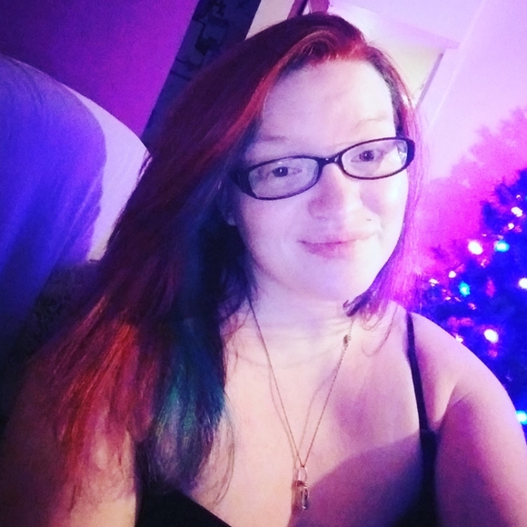 Meet your Posher, Nicole - Picture 2 of 2